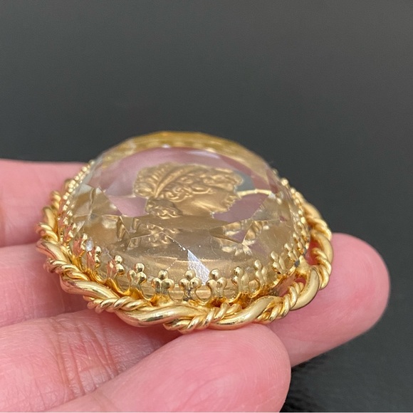 Vintage Unsigned Gold-tone Intaglio Cameo Victorian Revival Brooch - Picture 10 of 11